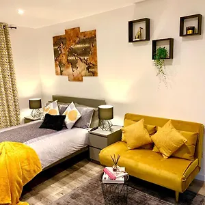 Beautiful Studio In A House With Parking Apartment Erith