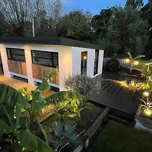 River With Jacuzzi Fire And Boat Hire Holiday home Staines-upon-Thames